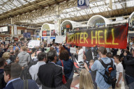NEWS - Protest gegen Zugsausfällen in Süd-England