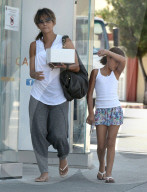 PEOPLE - Nahla vesteckt sich hinter Halle Berry 