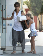 PEOPLE - Nahla vesteckt sich hinter Halle Berry 