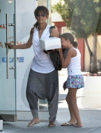 PEOPLE - Nahla vesteckt sich hinter Halle Berry 