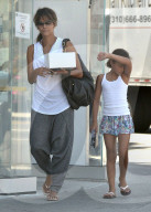 PEOPLE - Nahla vesteckt sich hinter Halle Berry 