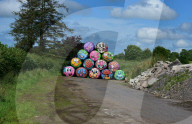 FEATURE - Heu-Ballen-Kunst in Nordirland