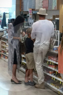 EXKLUSIV - Angelina Jolie und Brad Pitt mit Knox und Vivienne unterwegs