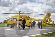 PEOPLE - Queen Elizabeth und Prinz Philip besuchen Enkel William auf der Air Base in Cambridge