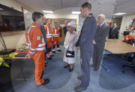 PEOPLE - Queen Elizabeth und Prinz Philip besuchen Enkel William auf der Air Base in Cambridge