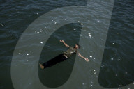 NEWS - FlÃ¼chtlinge baden im Hafen von PirÃ¤us