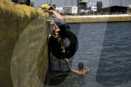NEWS - FlÃ¼chtlinge baden im Hafen von PirÃ¤us