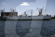 NEWS - FlÃ¼chtlinge baden im Hafen von PirÃ¤us