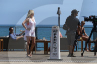 PEOPLE - Russell Simmons und seine Freundin schauen sich den Beach in Malibu an