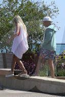 PEOPLE - Russell Simmons und seine Freundin schauen sich den Beach in Malibu an