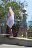 PEOPLE - Russell Simmons und seine Freundin schauen sich den Beach in Malibu an