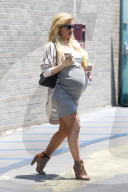 PEOPLE - Die Hochschwangere Holly Madison auf Shoppingtour
