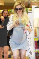 PEOPLE - Die Hochschwangere Holly Madison auf Shoppingtour