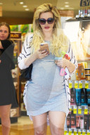 PEOPLE - Die Hochschwangere Holly Madison auf Shoppingtour