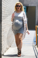 PEOPLE - Die Hochschwangere Holly Madison auf Shoppingtour