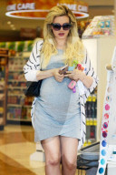 PEOPLE - Die Hochschwangere Holly Madison auf Shoppingtour