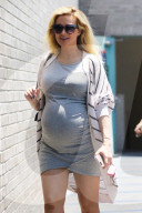PEOPLE - Die Hochschwangere Holly Madison auf Shoppingtour