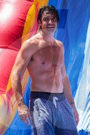 EXKLUSIV - Gilles Marini vergnügt sich am und im Pool