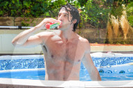 EXKLUSIV - Gilles Marini vergnügt sich am und im Pool