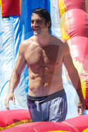 EXKLUSIV - Gilles Marini vergnügt sich am und im Pool