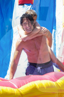 EXKLUSIV - Gilles Marini vergnügt sich am und im Pool