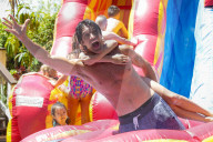 EXKLUSIV - Gilles Marini vergnügt sich am und im Pool