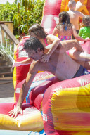 EXKLUSIV - Gilles Marini vergnügt sich am und im Pool