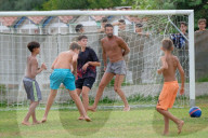 PEOPLE - Gigi Buffon spielt Fussball mit Kindern in Marina di Massa