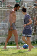 PEOPLE - Gigi Buffon spielt Fussball mit Kindern in Marina di Massa