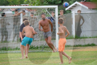PEOPLE - Gigi Buffon spielt Fussball mit Kindern in Marina di Massa