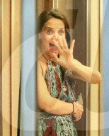 EXKLUSIV - Katie Holmes Hand in Hand mit einem 'Mystery Man' vor ihren Haus