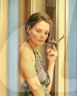 EXKLUSIV - Katie Holmes Hand in Hand mit einem 'Mystery Man' vor ihren Haus