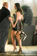 EXKLUSIV - Katie Holmes Hand in Hand mit einem 'Mystery Man' vor ihren Haus