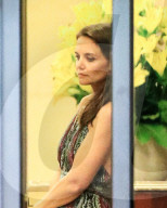 EXKLUSIV - Katie Holmes Hand in Hand mit einem 'Mystery Man' vor ihren Haus