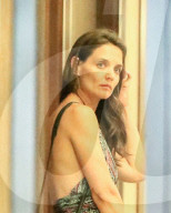EXKLUSIV - Katie Holmes Hand in Hand mit einem 'Mystery Man' vor ihren Haus