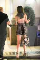 EXKLUSIV - Katie Holmes Hand in Hand mit einem 'Mystery Man' vor ihren Haus