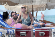 PEOPLE - Emma Roberts im grünen Badeanzug am Beach von Miami