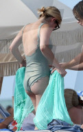 PEOPLE - Emma Roberts im grünen Badeanzug am Beach von Miami