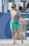 PEOPLE - Emma Roberts im grünen Badeanzug am Beach von Miami