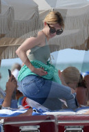 PEOPLE - Emma Roberts im grünen Badeanzug am Beach von Miami