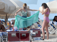 PEOPLE - Emma Roberts im grünen Badeanzug am Beach von Miami