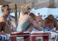PEOPLE - Emma Roberts im grünen Badeanzug am Beach von Miami