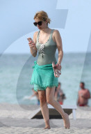 PEOPLE - Emma Roberts im grünen Badeanzug am Beach von Miami