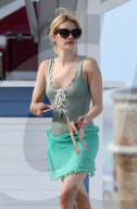 PEOPLE - Emma Roberts im grünen Badeanzug am Beach von Miami