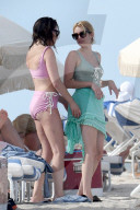 PEOPLE - Emma Roberts im grünen Badeanzug am Beach von Miami