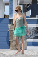 PEOPLE - Emma Roberts im grünen Badeanzug am Beach von Miami
