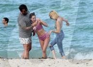 PEOPLE - Emma Roberts im grünen Badeanzug am Beach von Miami