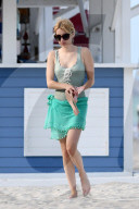 PEOPLE - Emma Roberts im grünen Badeanzug am Beach von Miami