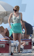 PEOPLE - Emma Roberts im grünen Badeanzug am Beach von Miami
