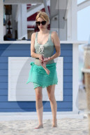 PEOPLE - Emma Roberts im grünen Badeanzug am Beach von Miami